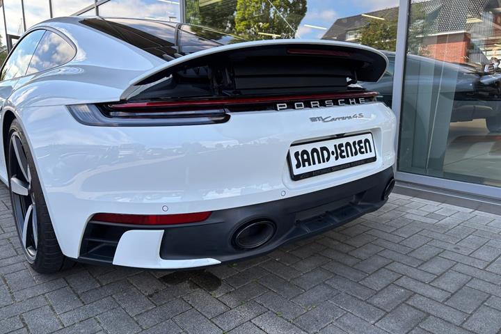 Hvid Porsche 911 Carrera 4S fra 2024