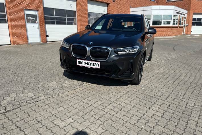 Grå BMW iX3 fra 2024