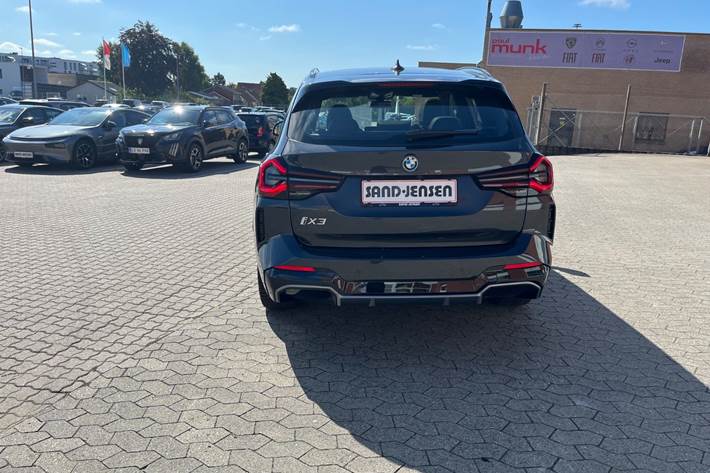 Grå BMW iX3 fra 2024