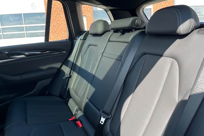 Grå BMW iX3 fra 2024