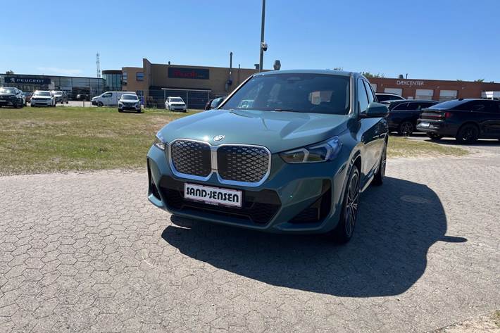 Grøn BMW iX1 fra 2025