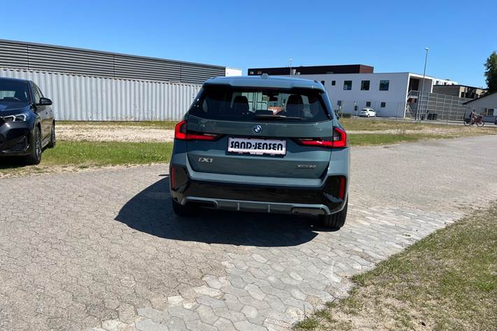Grøn BMW iX1 fra 2025
