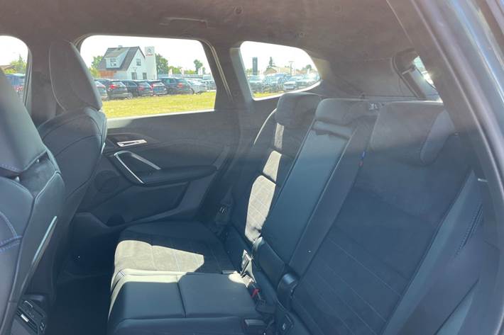 Grøn BMW iX1 fra 2025