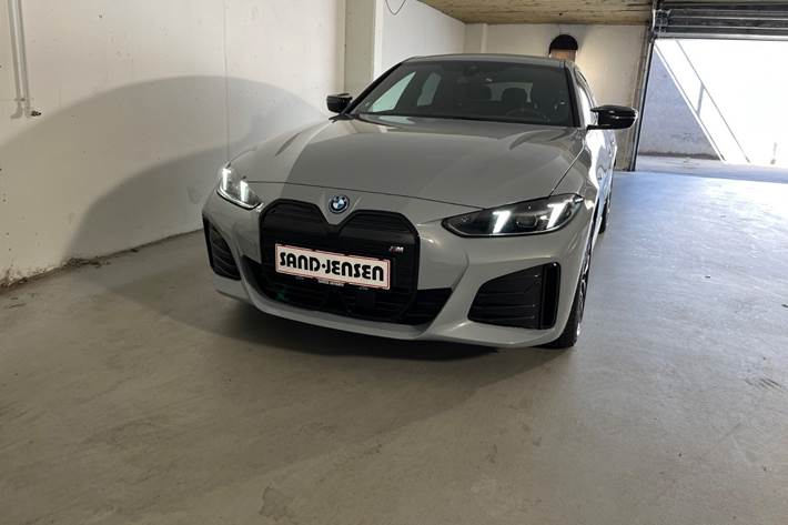 Grå BMW i4 fra 2025