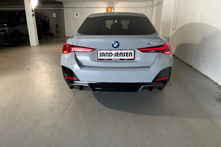 Grå BMW i4 fra 2025
