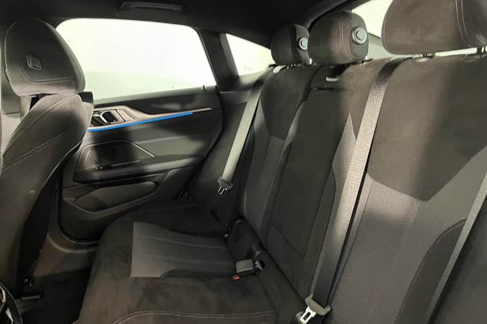 Grå BMW i4 fra 2025