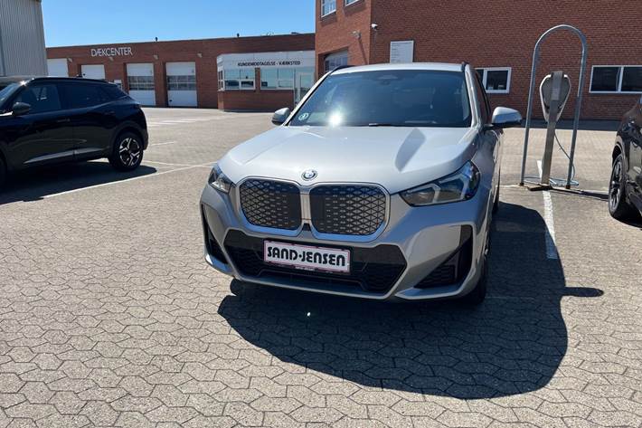 Sølv BMW iX1 fra 2025