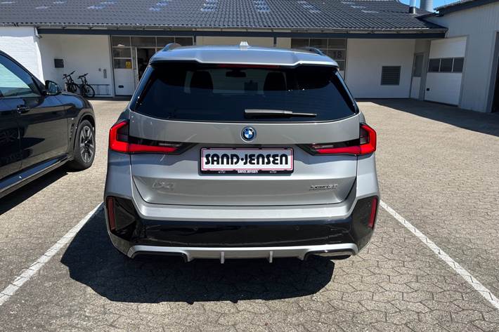 Sølv BMW iX1 fra 2025