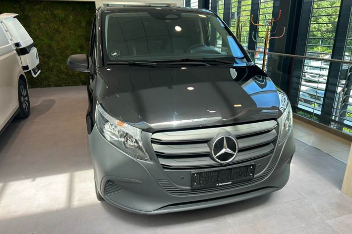 Sort Mercedes Vito 114 fra 2024