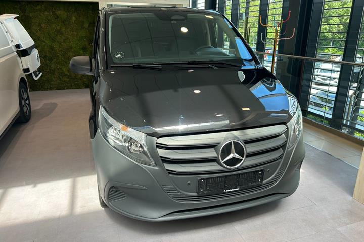 Sort Mercedes Vito 114 fra 2024