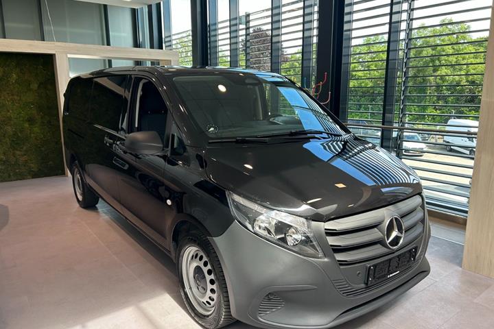 Sort Mercedes Vito 114 fra 2024