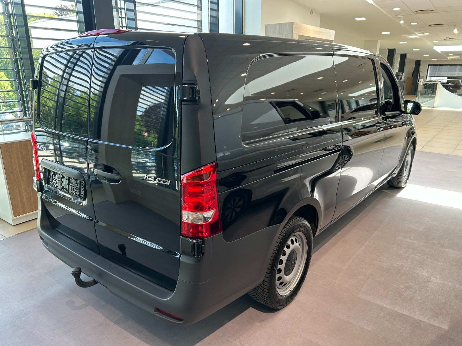 Sort Mercedes Vito 114 fra 2024