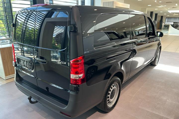 Sort Mercedes Vito 114 fra 2024