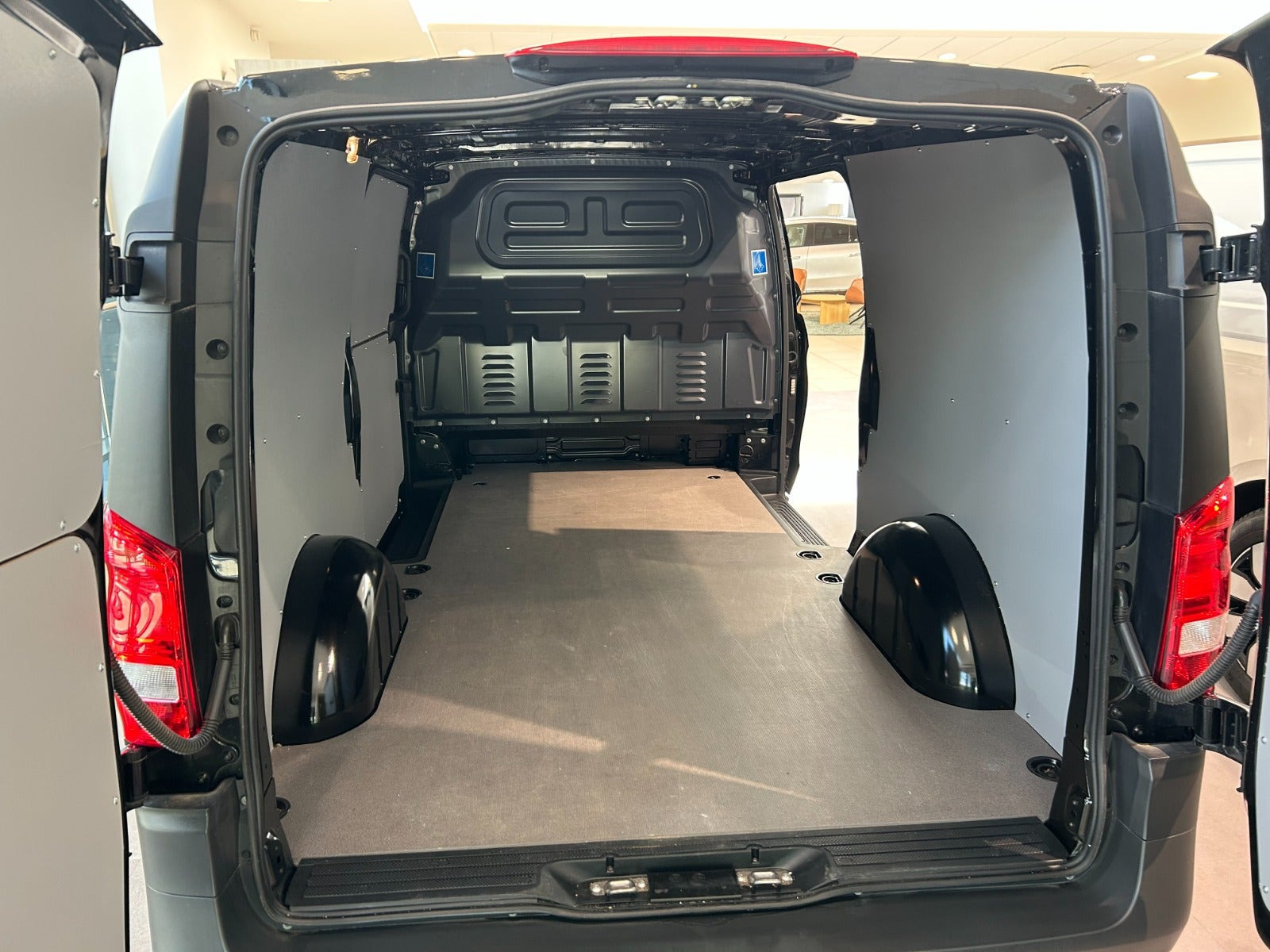 Sort Mercedes Vito 114 fra 2024