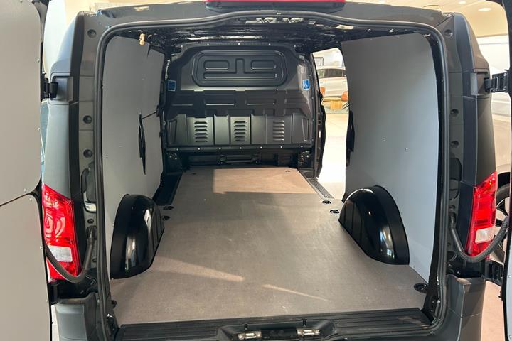 Sort Mercedes Vito 114 fra 2024