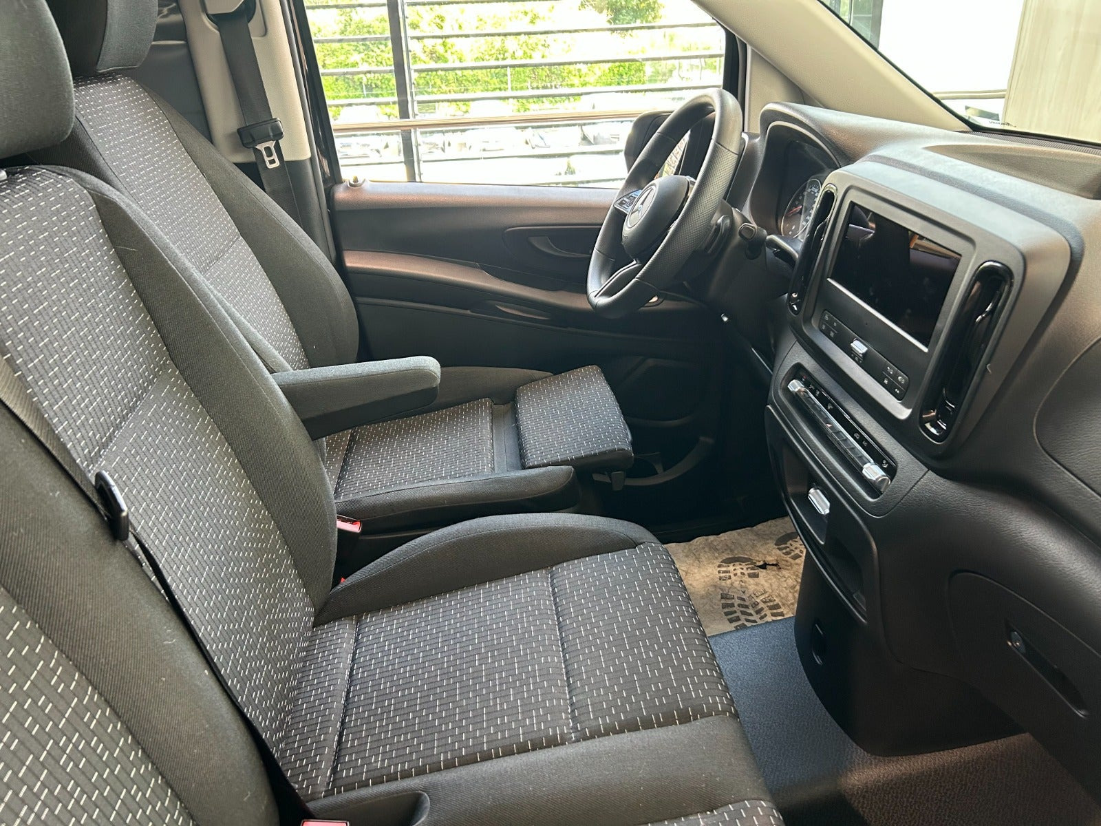 Sort Mercedes Vito 114 fra 2024