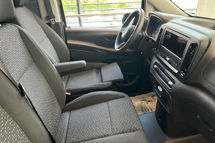 Sort Mercedes Vito 114 fra 2024