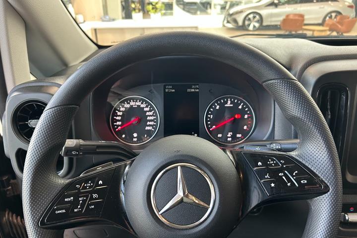 Sort Mercedes Vito 114 fra 2024