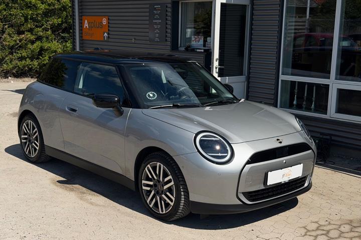 Sølv Mini Cooper E fra 2024 set udefra
