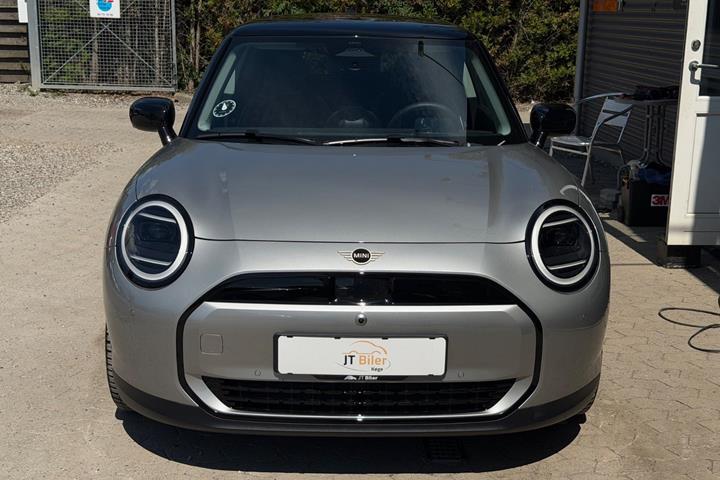 Sølv Mini Cooper E fra 2024