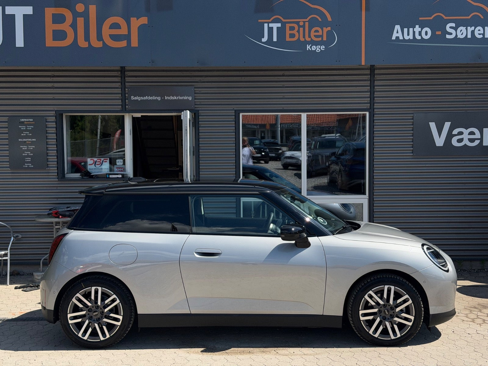 Sølv Mini Cooper E fra 2024