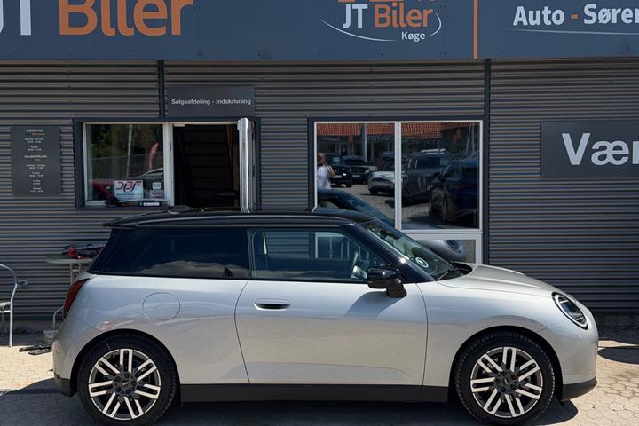 Sølv Mini Cooper E fra 2024