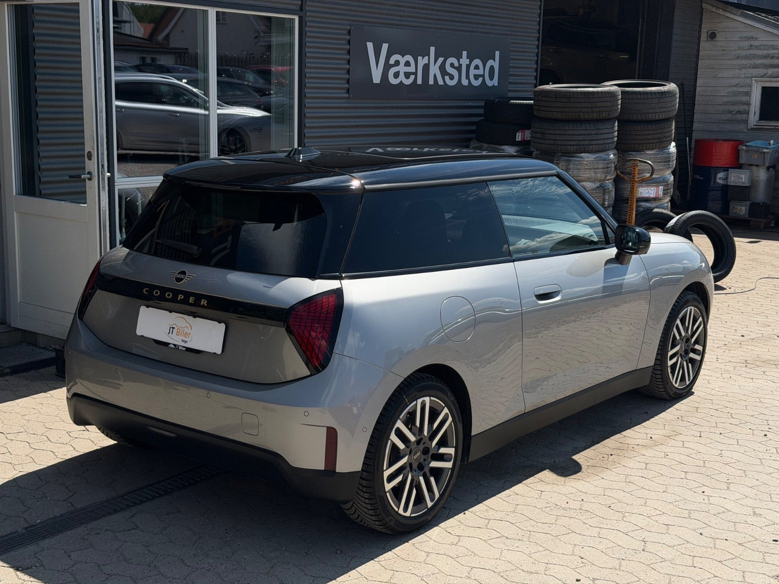 Sølv Mini Cooper E fra 2024