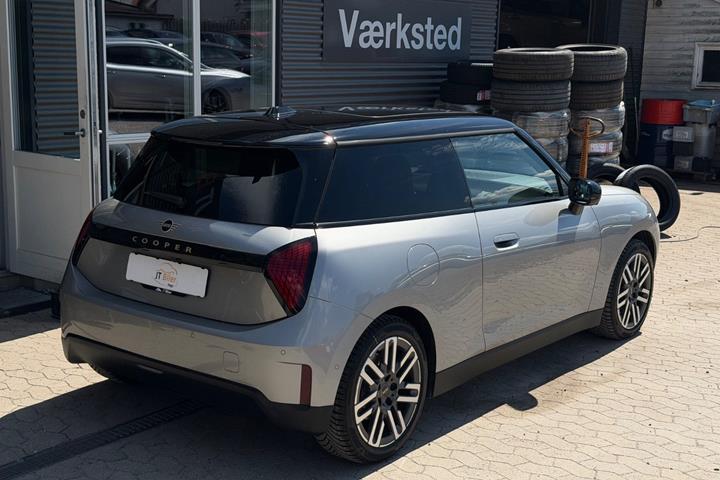 Sølv Mini Cooper E fra 2024