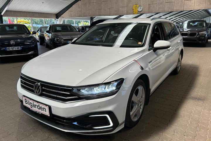 Hvid VW Passat fra 2019 set udefra