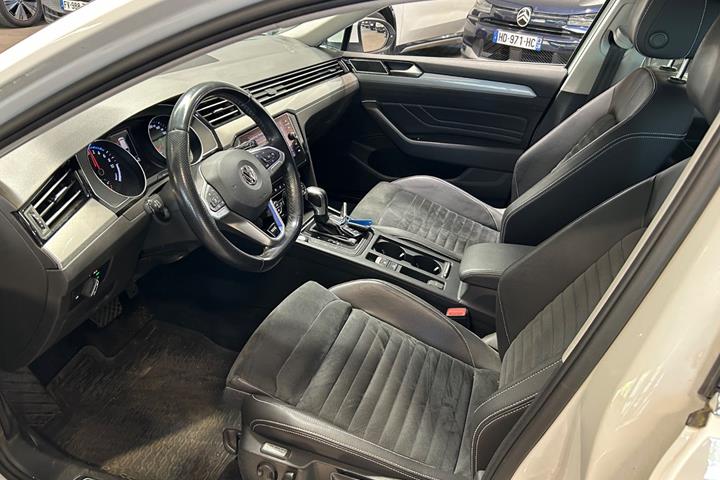 Hvid VW Passat fra 2019