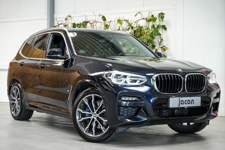 Sort BMW X3 fra 2021 set udefra