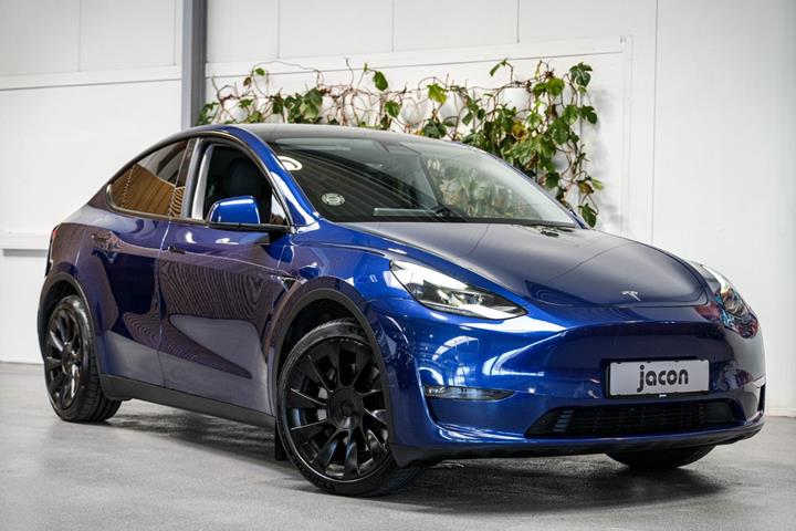 Blå Tesla Model Y fra 2021 set udefra