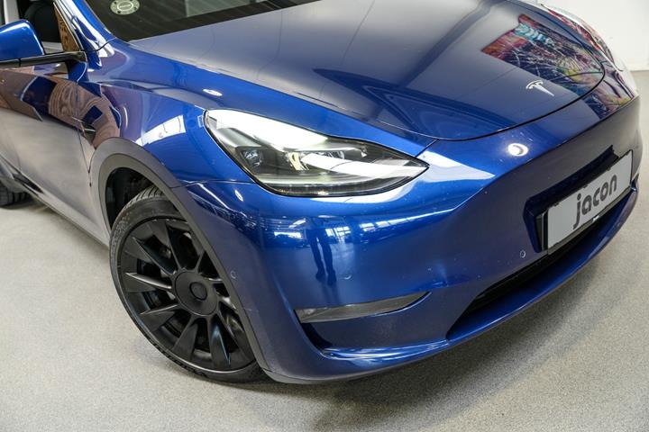 Blå Tesla Model Y fra 2021