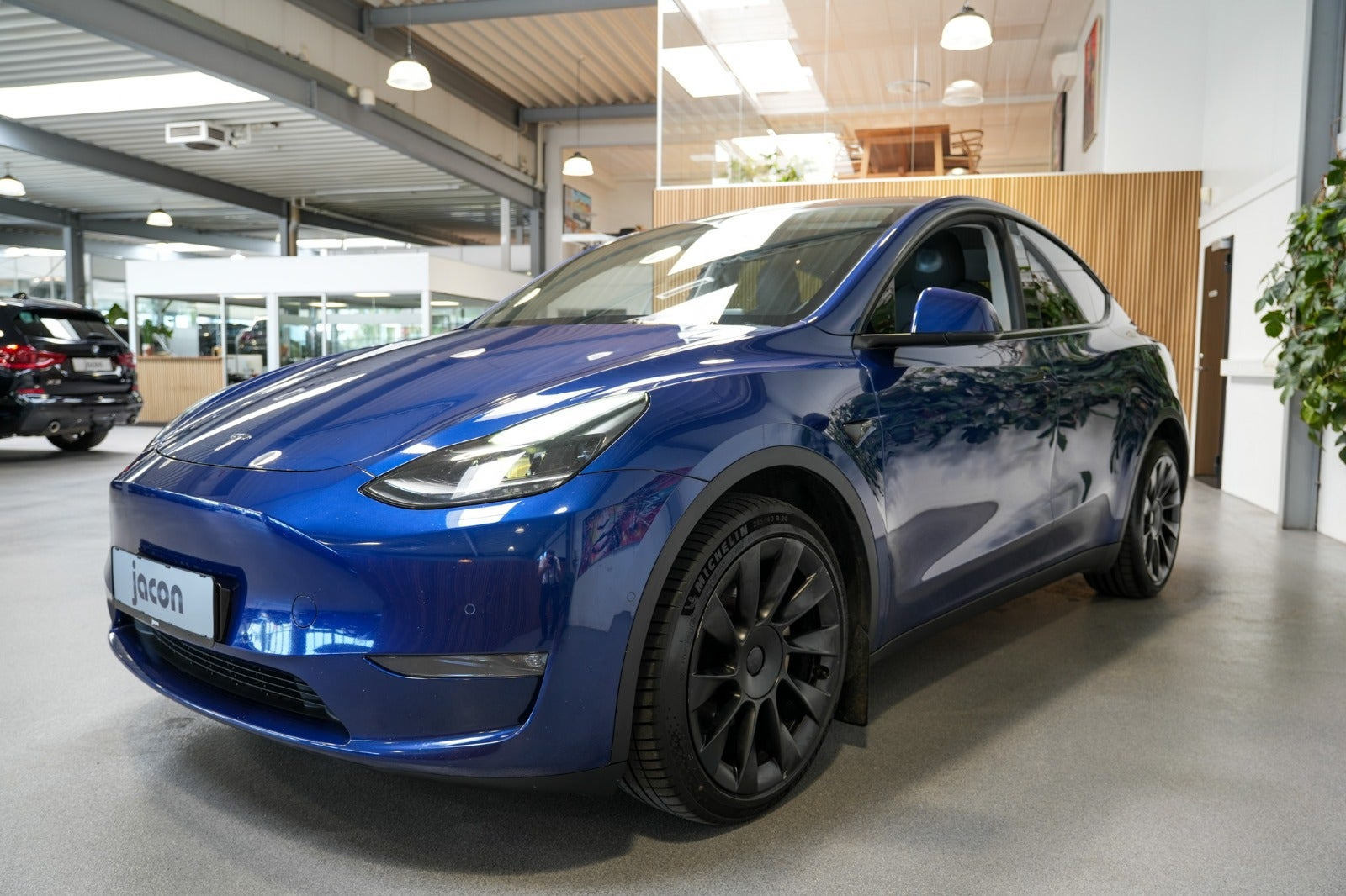 Blå Tesla Model Y fra 2021