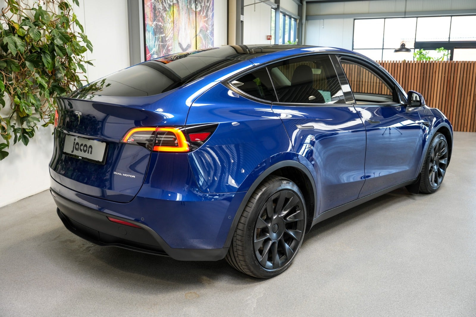 Blå Tesla Model Y fra 2021