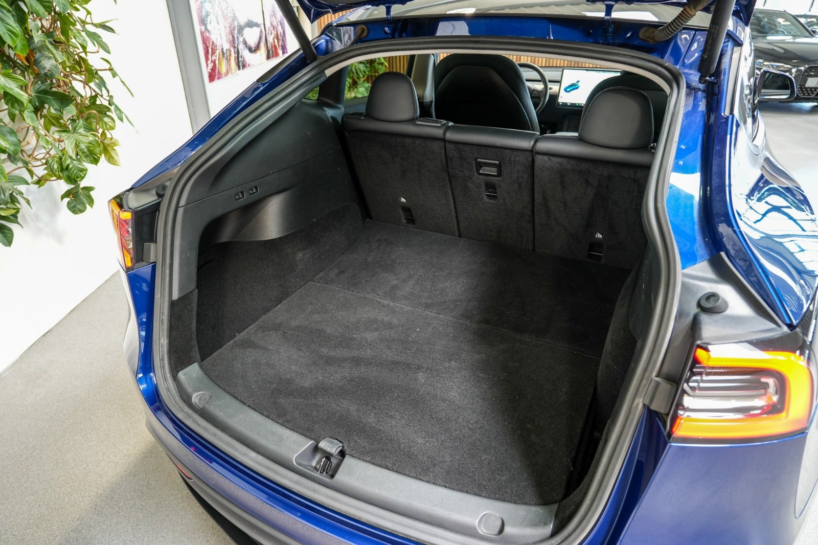 Blå Tesla Model Y fra 2021