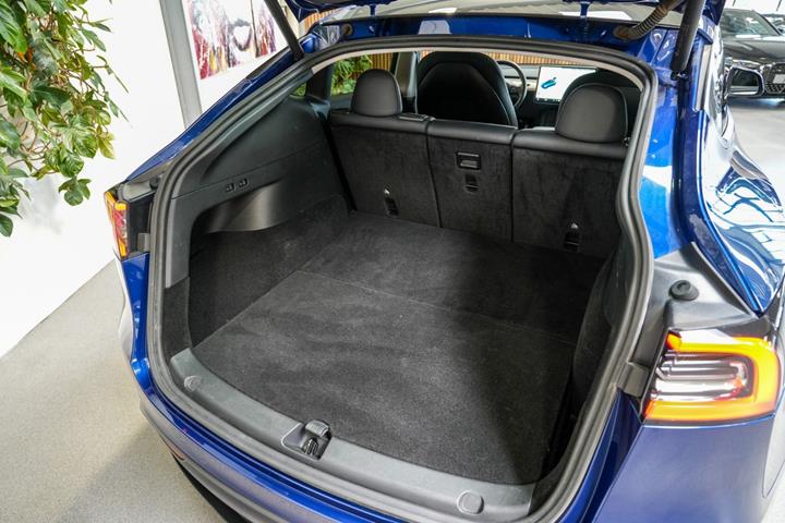 Blå Tesla Model Y fra 2021