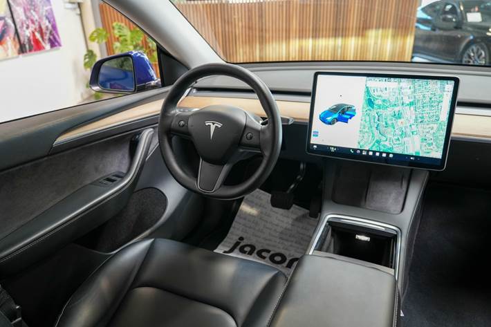 Blå Tesla Model Y fra 2021