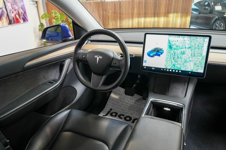Blå Tesla Model Y fra 2021