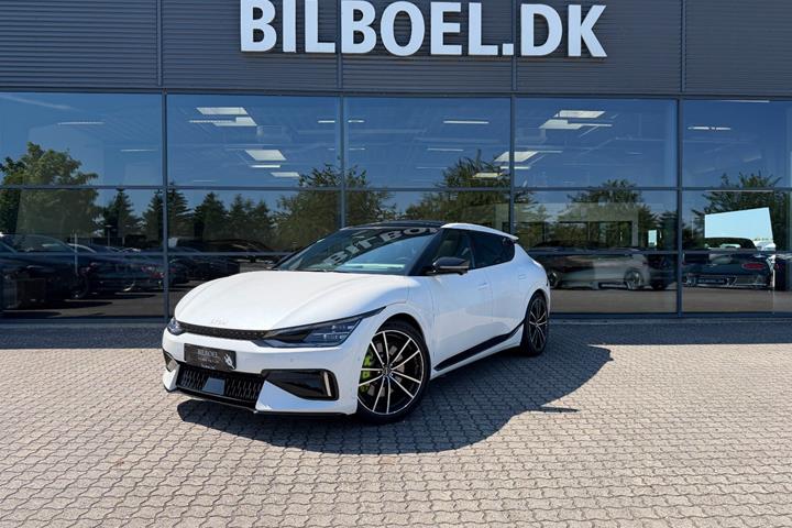 Hvid Kia EV6 fra 2024 set udefra