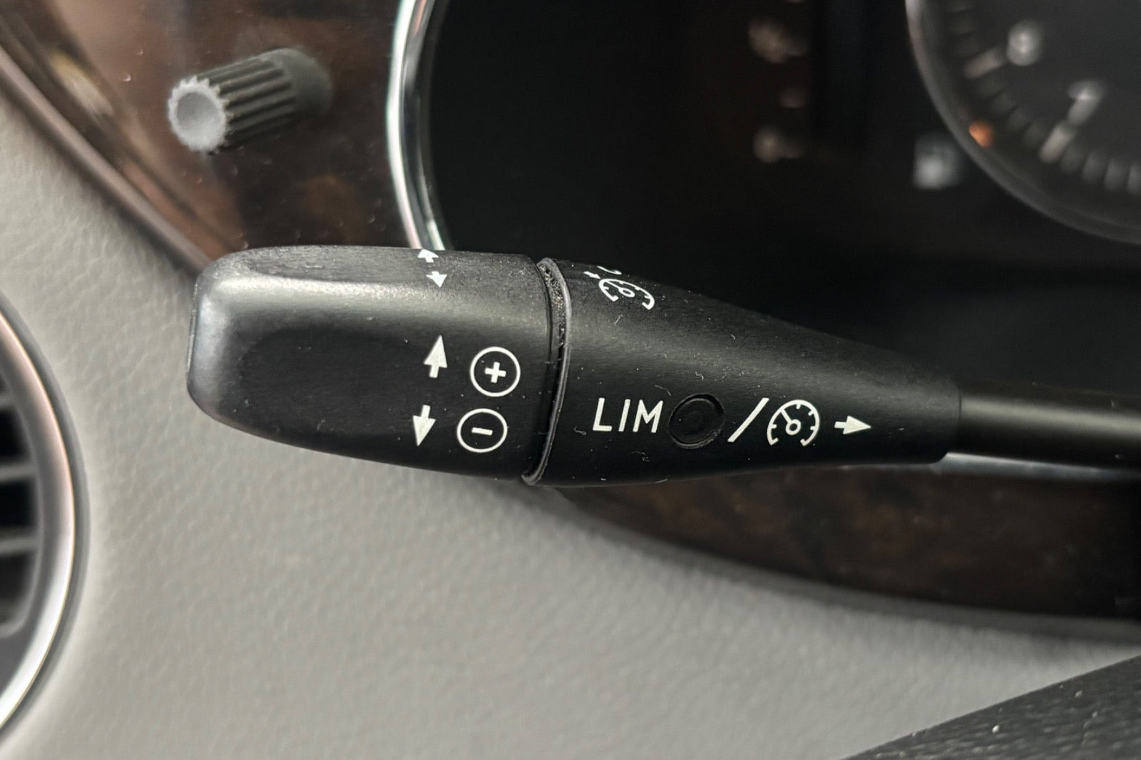 Grå Mercedes CLS500 fra 2007