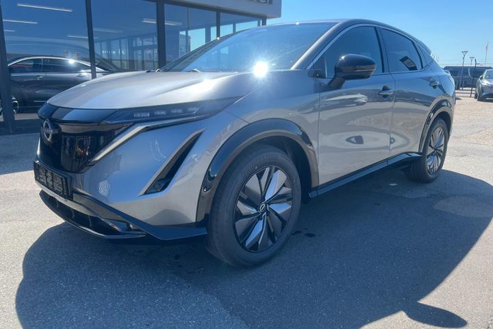 Grå Nissan Ariya fra 2026 set udefra