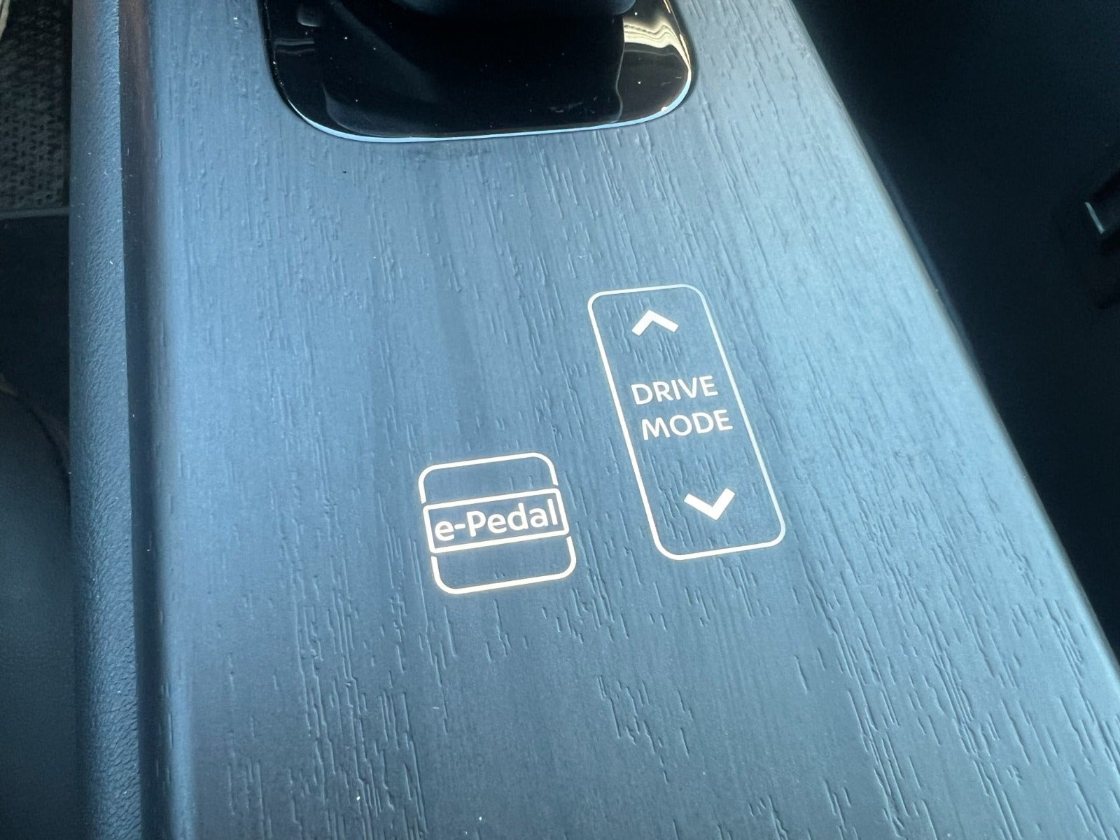 Grå Nissan Ariya fra 2026