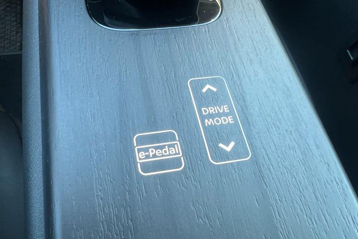 Grå Nissan Ariya fra 2026