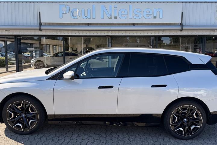 Hvid BMW iX fra 2022