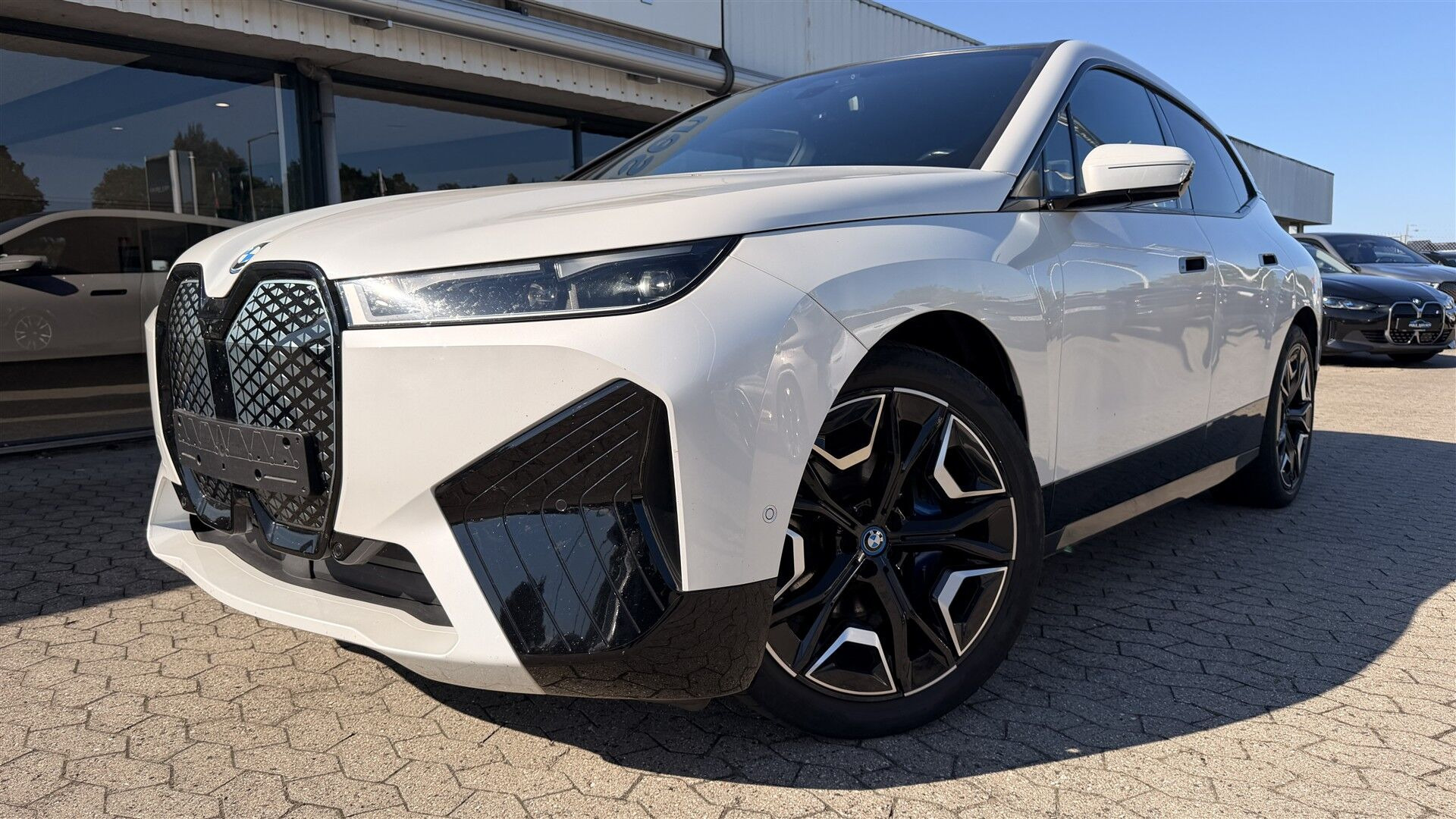 Hvid BMW iX fra 2022