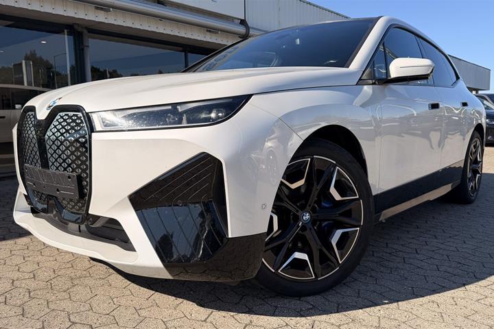 Hvid BMW iX fra 2022