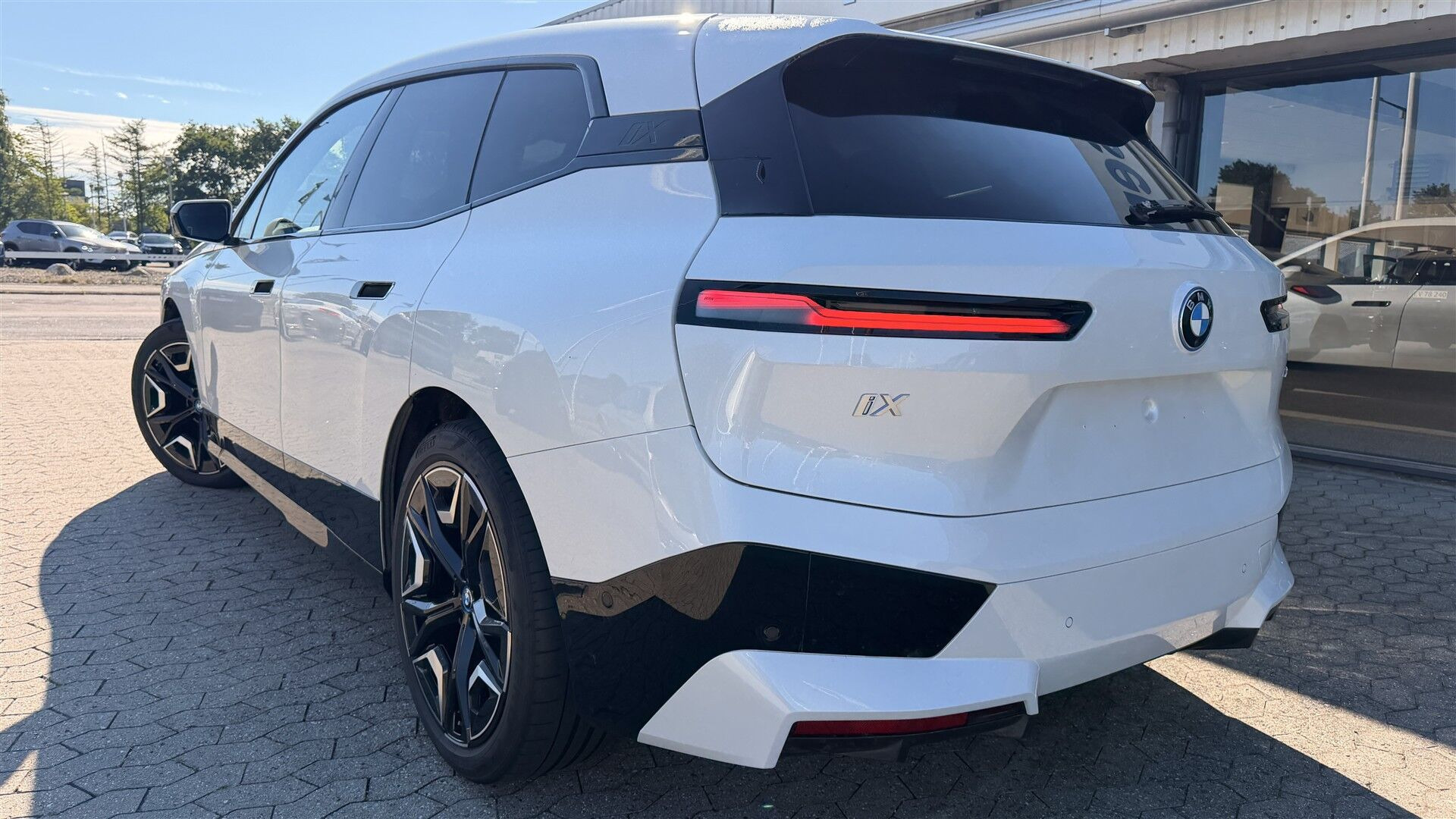 Hvid BMW iX fra 2022