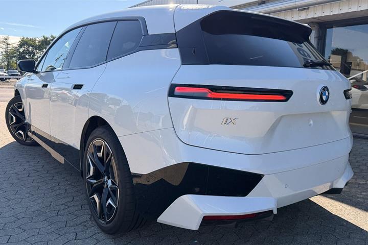 Hvid BMW iX fra 2022