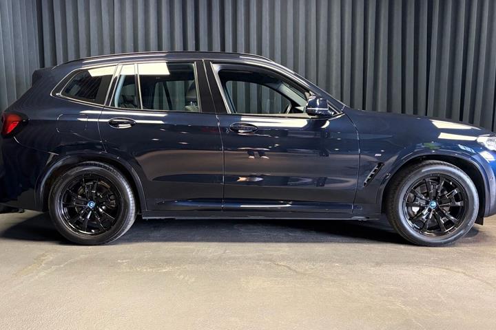 Sort BMW iX3 fra 2023